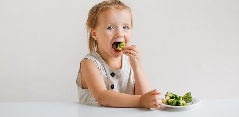 enfant assiette visage heureux brocolis manger